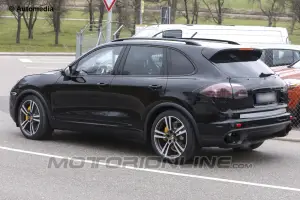 Porsche Cayenne 2015 - Foto spia 08-04-2013