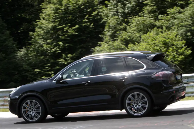 Porsche Cayenne 2015 - Foto spia 21-06-2013 - 3