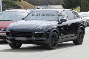 Porsche Cayenne 2017 - Foto spia 18-05-2016