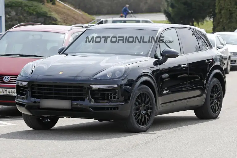 Porsche Cayenne 2017 - Foto spia 18-05-2016 - 2