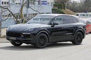 Porsche Cayenne 2017 - Foto spia 18-05-2016 - 3