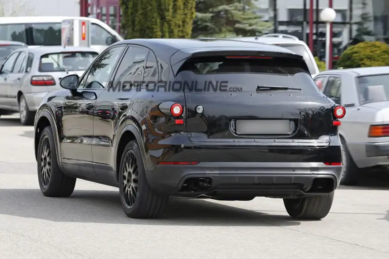 Porsche Cayenne 2017 - Foto spia 18-05-2016 - 8