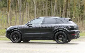 Porsche Cayenne 2022 - Foto spia 06-05-2021