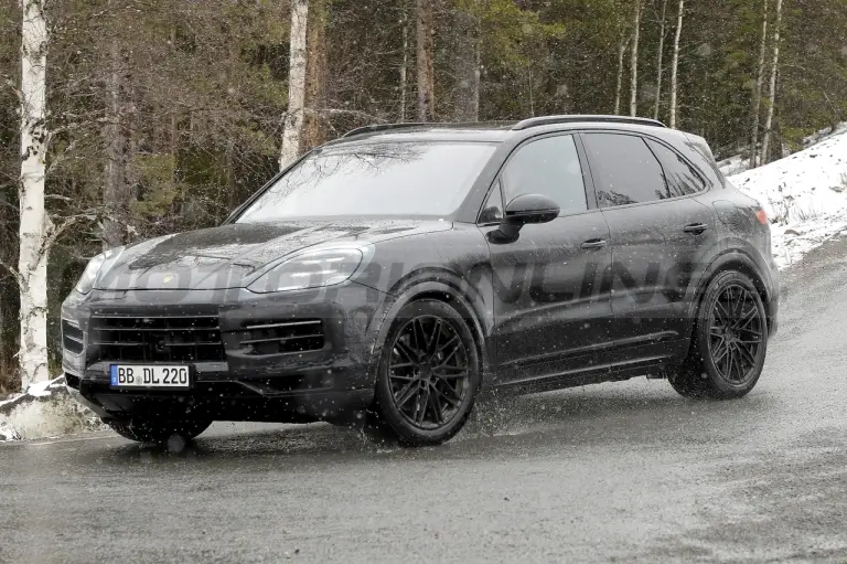 Porsche Cayenne 2023 - Foto Spia 30-03-2022 - 12