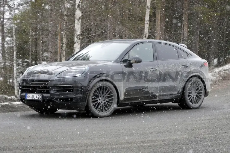 Porsche Cayenne 2023 - Foto Spia 30-03-2022 - 23