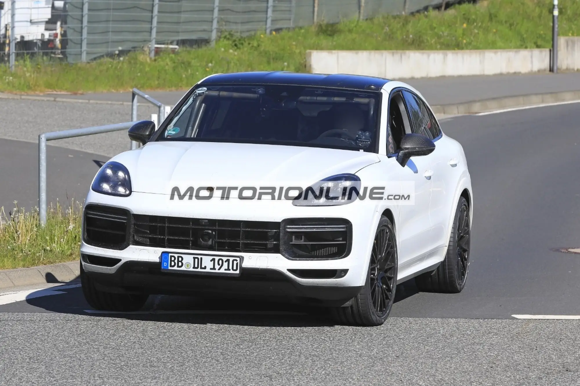 Porsche Cayenne Coupe GTS - Foto spia 8-5-2020 - 2