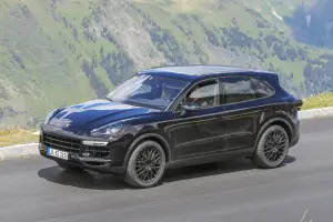 Porsche Cayenne MY 2018 foto spia 20 luglio 2016 - 8