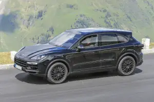 Porsche Cayenne MY 2018 foto spia 20 luglio 2016 - 9