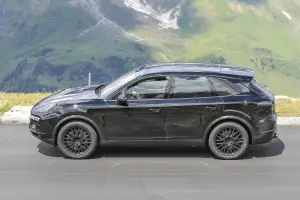 Porsche Cayenne MY 2018 foto spia 20 luglio 2016 - 11