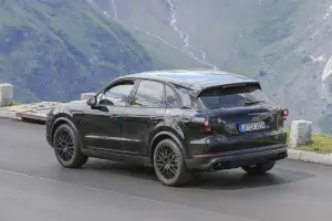 Porsche Cayenne MY 2018 foto spia 20 luglio 2016 - 13