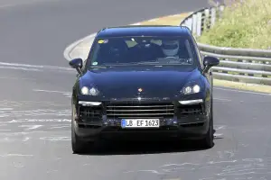 Porsche Cayenne MY 2018 foto spia 20 luglio 2016