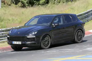 Porsche Cayenne MY 2018 foto spia 20 luglio 2016 - 18