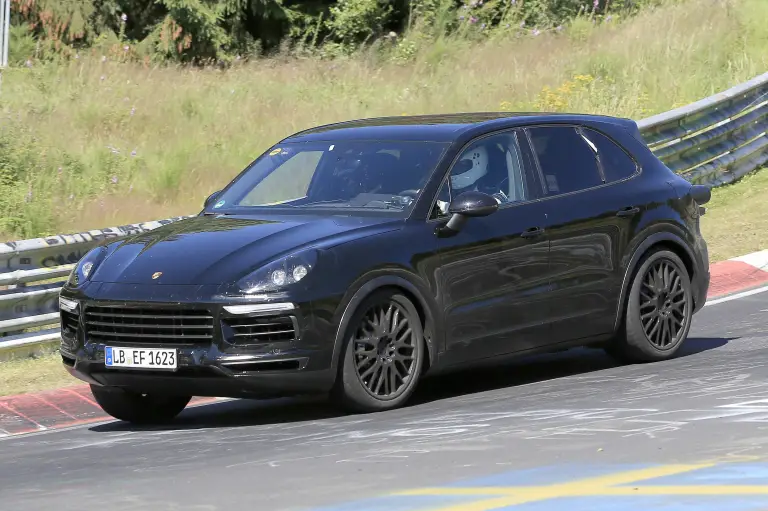 Porsche Cayenne MY 2018 foto spia 20 luglio 2016 - 18