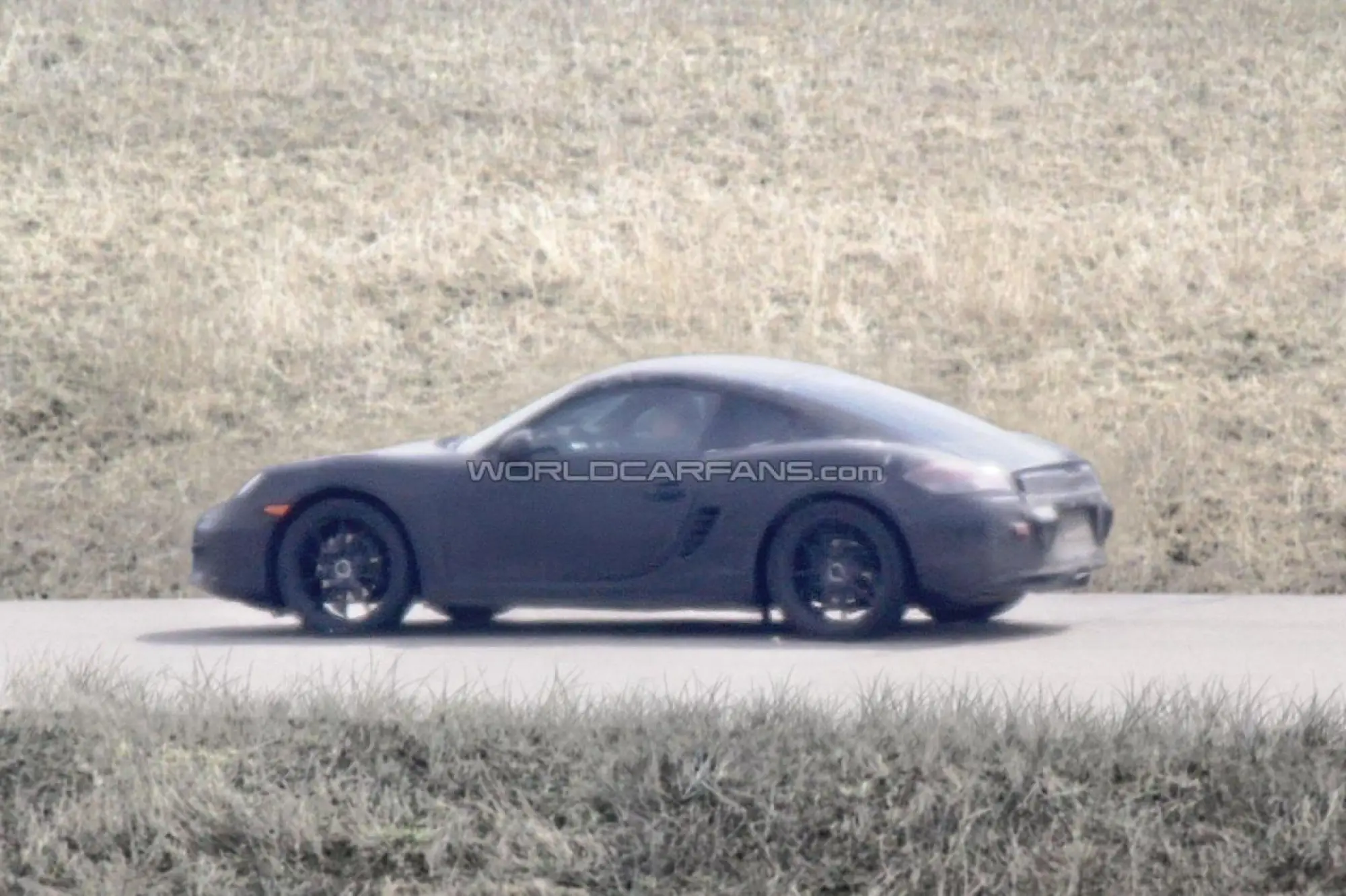Porsche Cayman foto spia maggio 2011 - 3