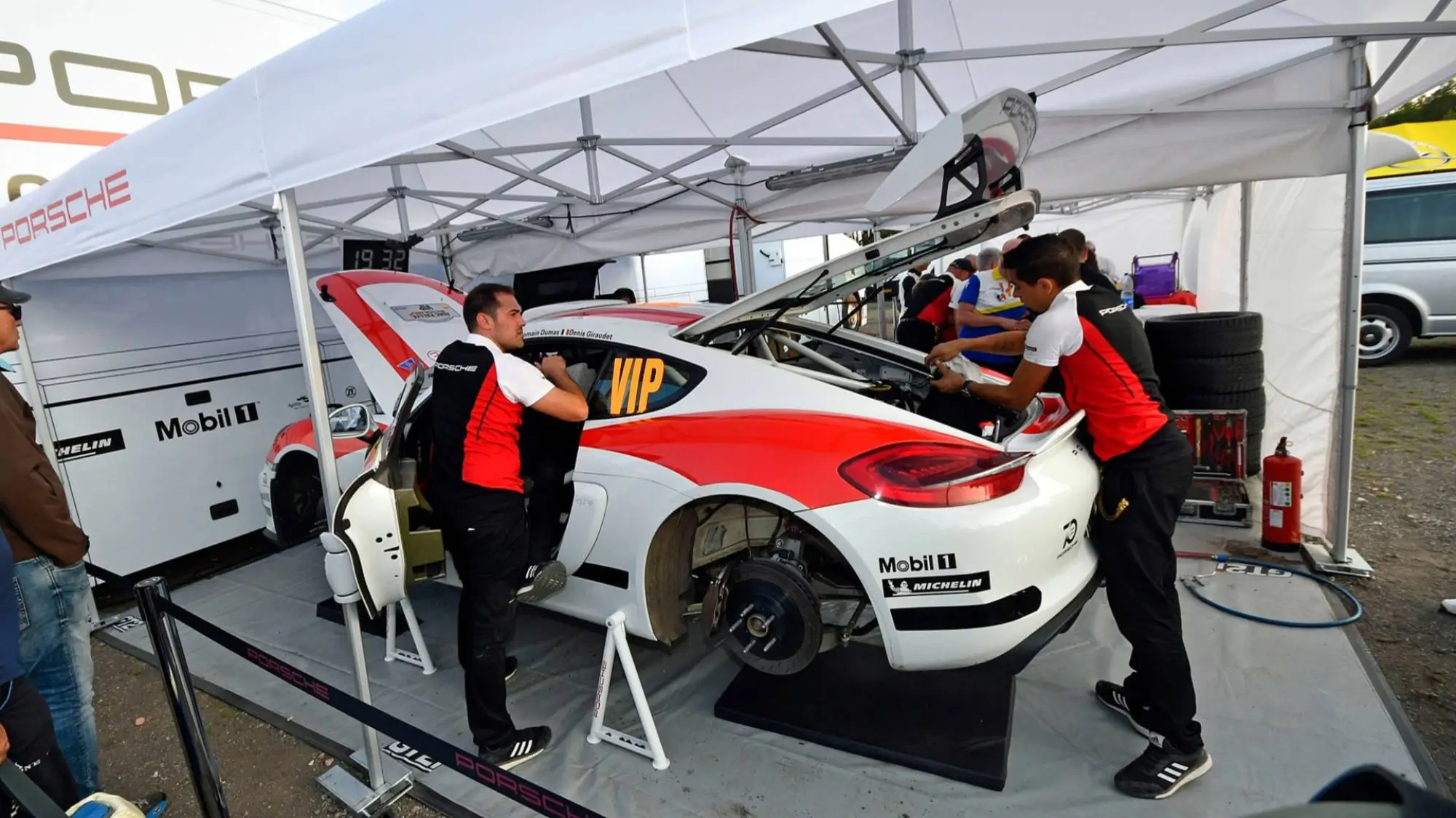 Porsche Cayman GT4 Clubsport Rally - 8