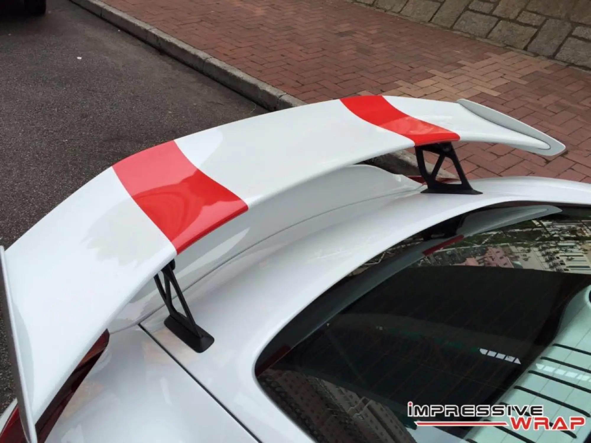 Porsche Cayman GT4 con look da 911 R by Impressive Wrap - 1