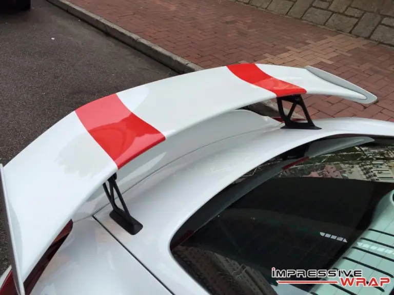 Porsche Cayman GT4 con look da 911 R by Impressive Wrap - 1