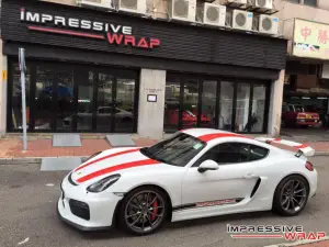 Porsche Cayman GT4 con look da 911 R by Impressive Wrap