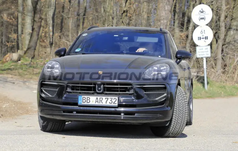 Porsche Macan 2021 - Foto spia 06-04-2021 - 1