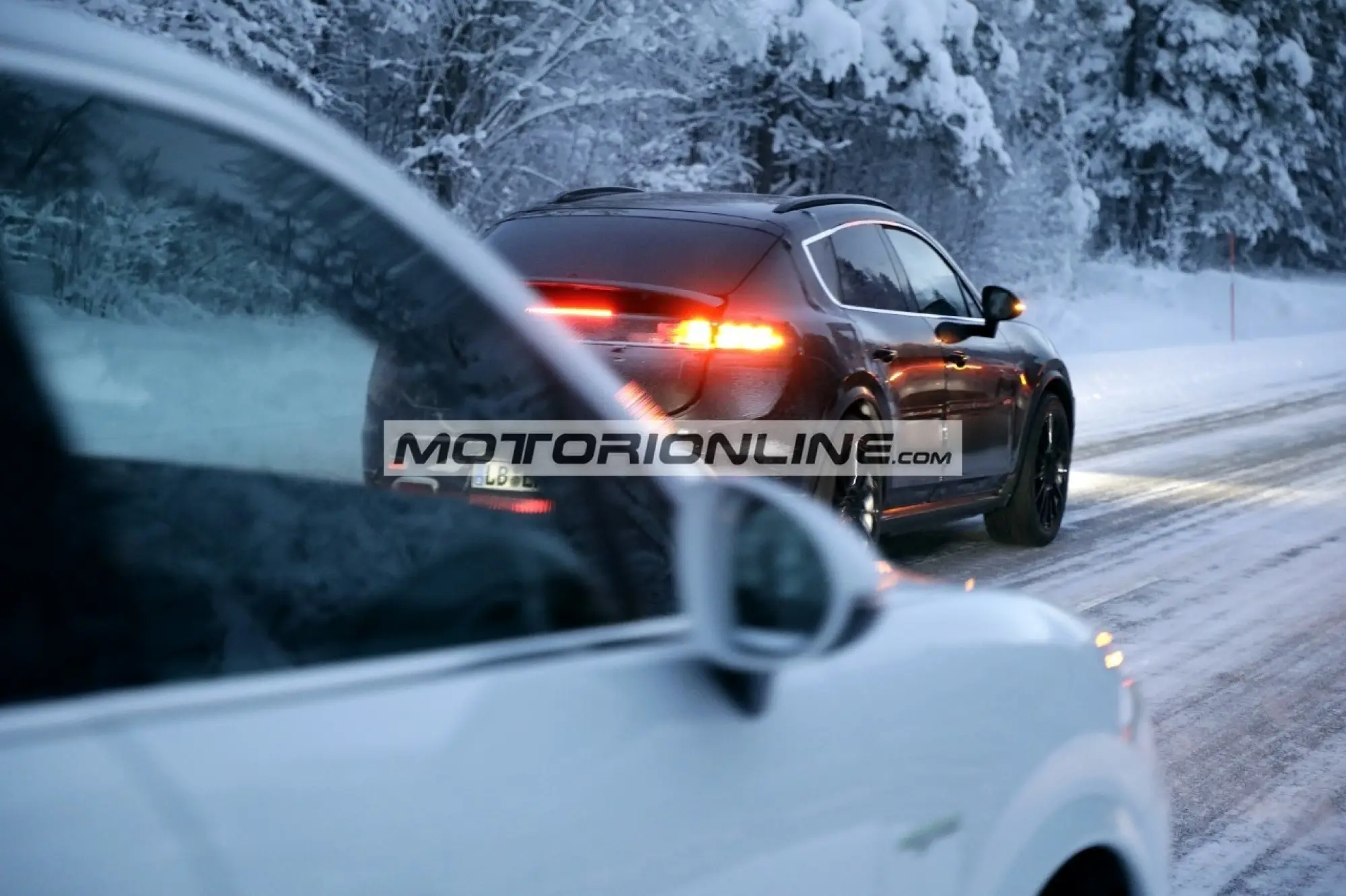 Porsche Macan EV - Foto spia 1-2-2022 - 17