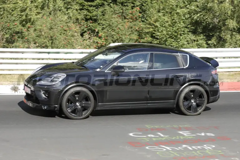 Porsche Macan EV - Foto Spia 16-08-2022 - 4