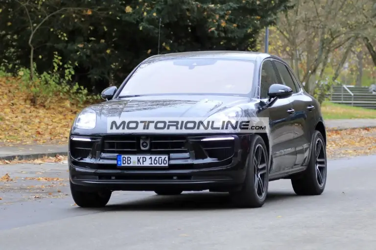 Porsche Macan - Foto spia 11-11-2020 - 2