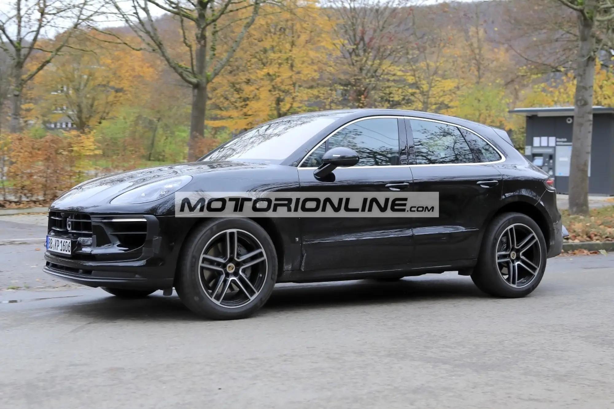 Porsche Macan - Foto spia 11-11-2020 - 6