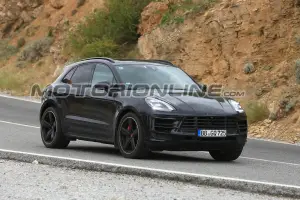 Porsche Macan foto spia 2 Agosto 2017  - 2