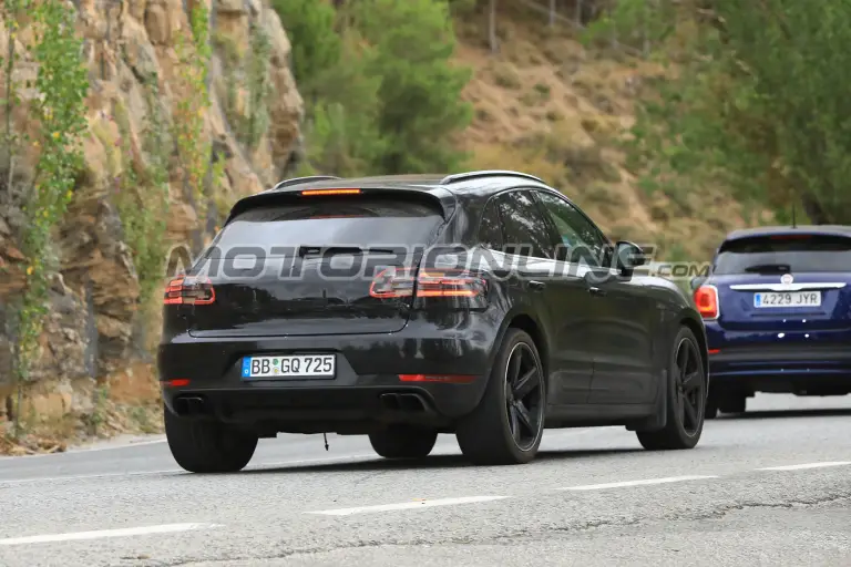 Porsche Macan foto spia 2 Agosto 2017  - 7