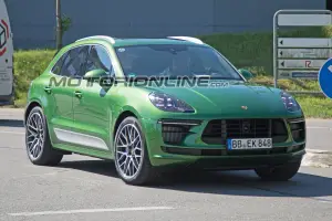 Porsche Macan MY 2019 foto spia 8 maggio 2018