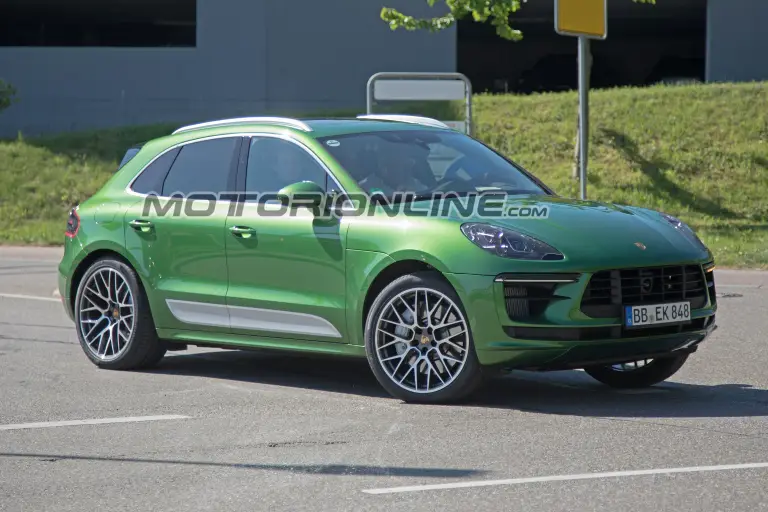 Porsche Macan MY 2019 foto spia 8 maggio 2018 - 3