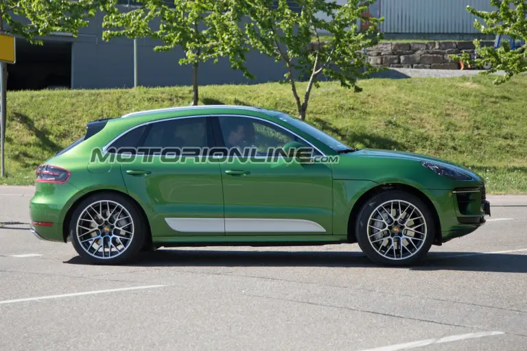 Porsche Macan MY 2019 foto spia 8 maggio 2018 - 4