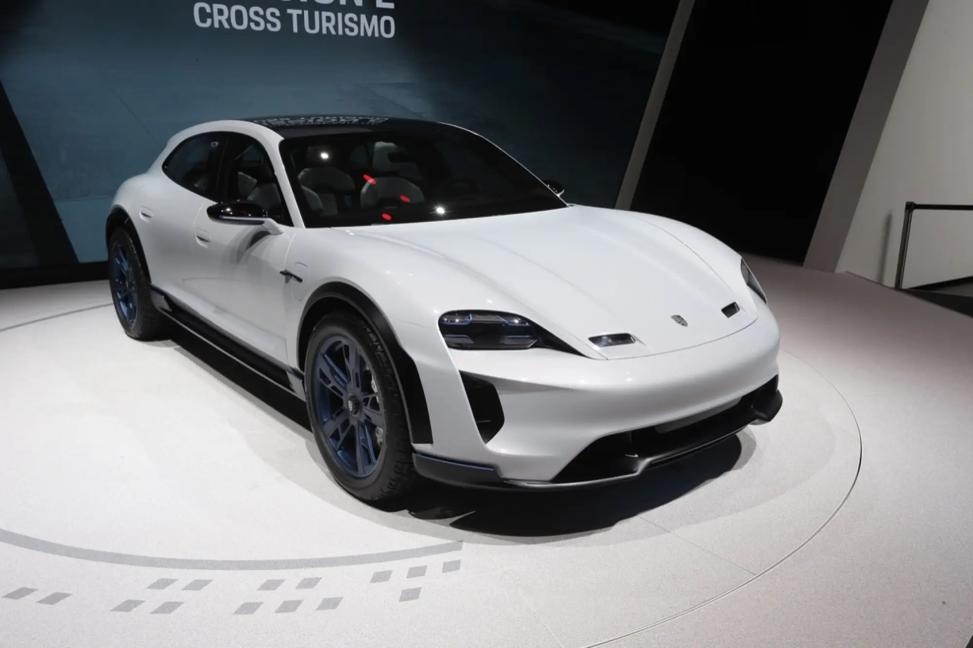 Porsche Mission E Cross Turismo (foto live) - Salone di Ginevra 2018 - 2