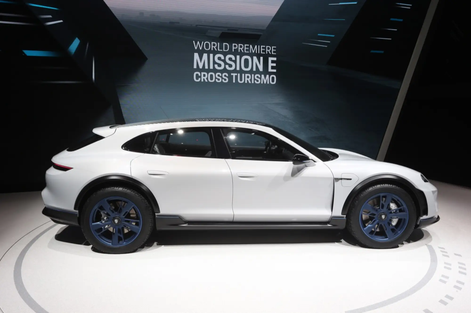 Porsche Mission E Cross Turismo (foto live) - Salone di Ginevra 2018 - 4