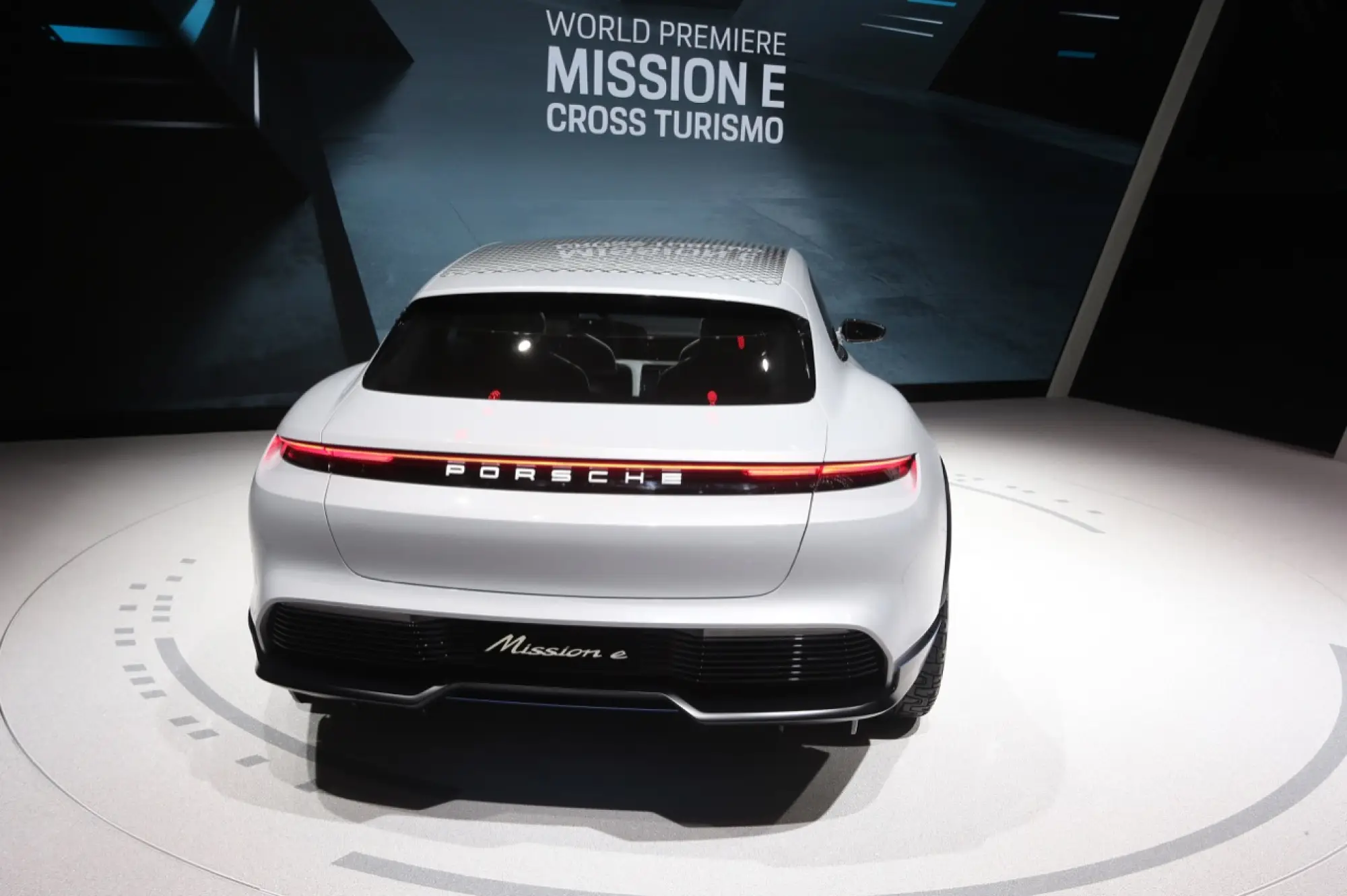 Porsche Mission E Cross Turismo (foto live) - Salone di Ginevra 2018 - 7