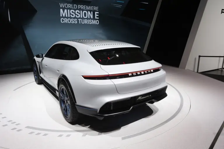 Porsche Mission E Cross Turismo (foto live) - Salone di Ginevra 2018 - 8