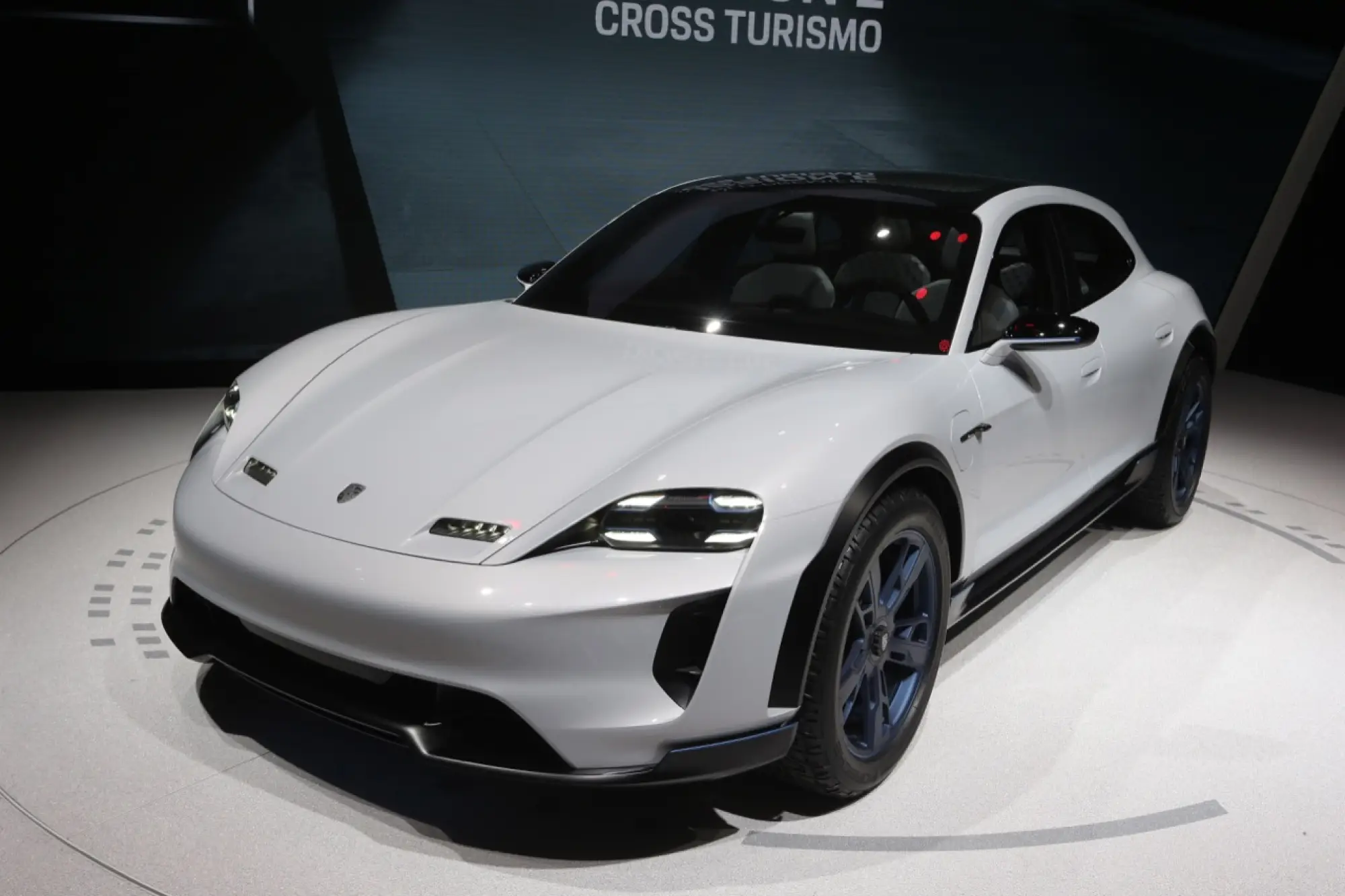 Porsche Mission E Cross Turismo (foto live) - Salone di Ginevra 2018 - 12