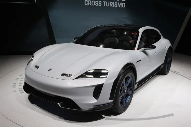 Porsche Mission E Cross Turismo (foto live) - Salone di Ginevra 2018 - 12