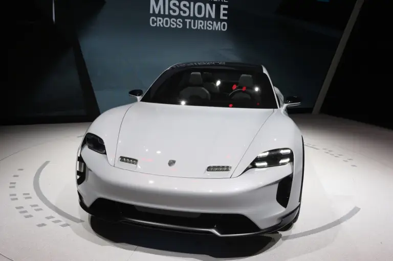 Porsche Mission E Cross Turismo (foto live) - Salone di Ginevra 2018 - 13