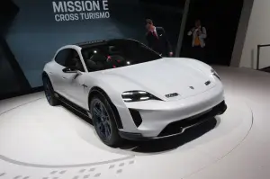 Porsche Mission E Cross Turismo (foto live) - Salone di Ginevra 2018