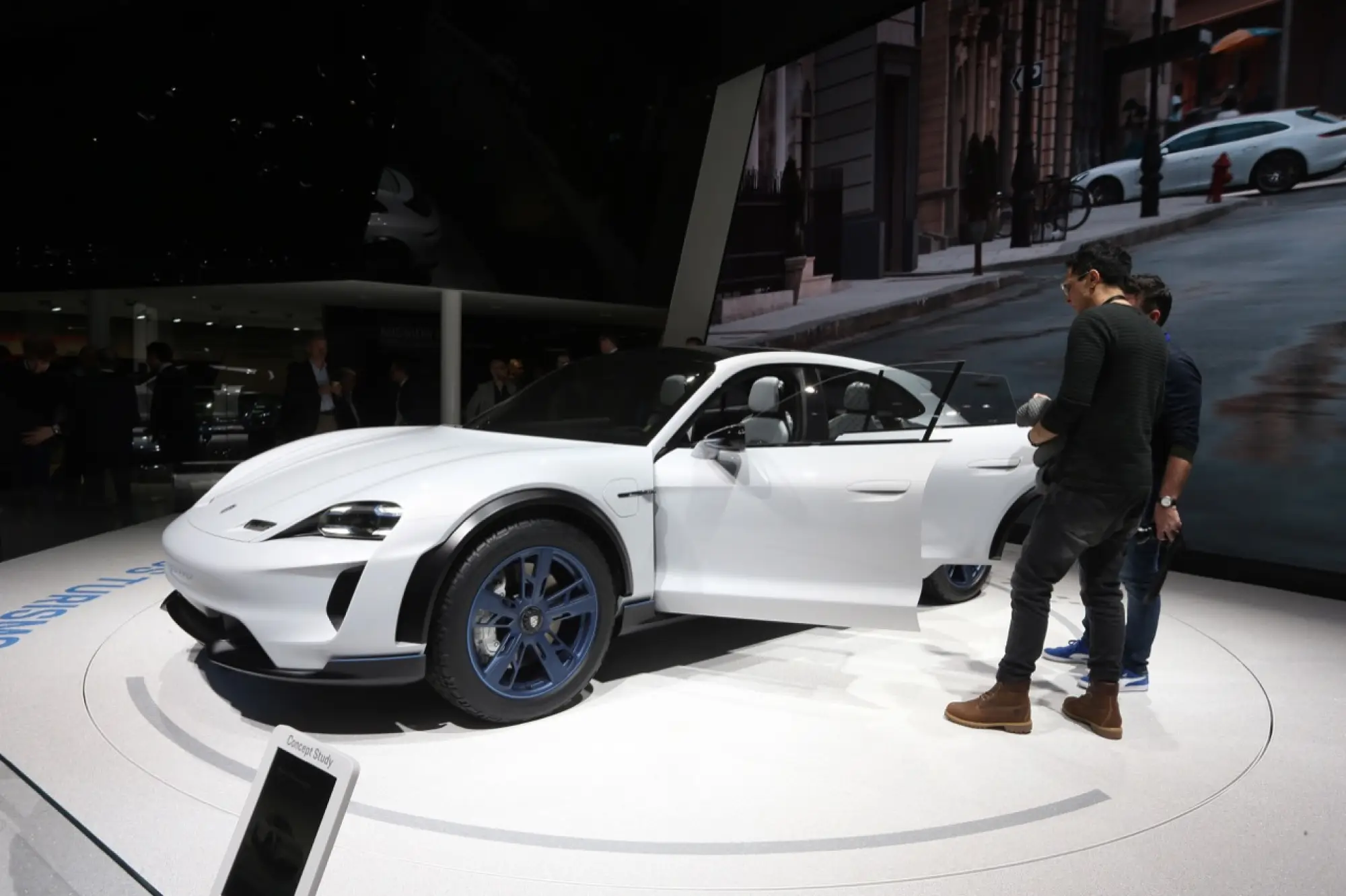 Porsche Mission E Cross Turismo (foto live) - Salone di Ginevra 2018 - 15