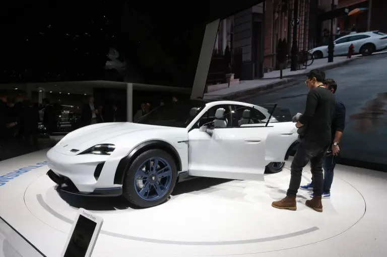 Porsche Mission E Cross Turismo (foto live) - Salone di Ginevra 2018 - 15