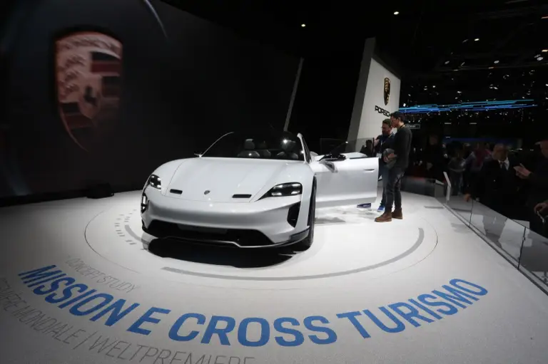 Porsche Mission E Cross Turismo (foto live) - Salone di Ginevra 2018 - 16