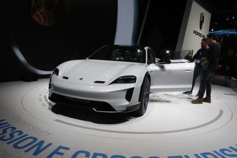 Porsche Mission E Cross Turismo (foto live) - Salone di Ginevra 2018 - 17