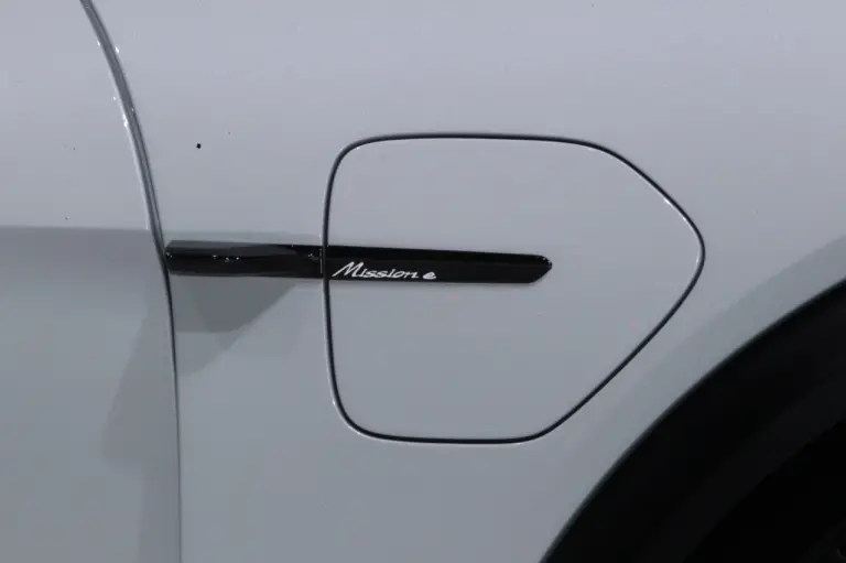 Porsche Mission E Cross Turismo (foto live) - Salone di Ginevra 2018 - 19
