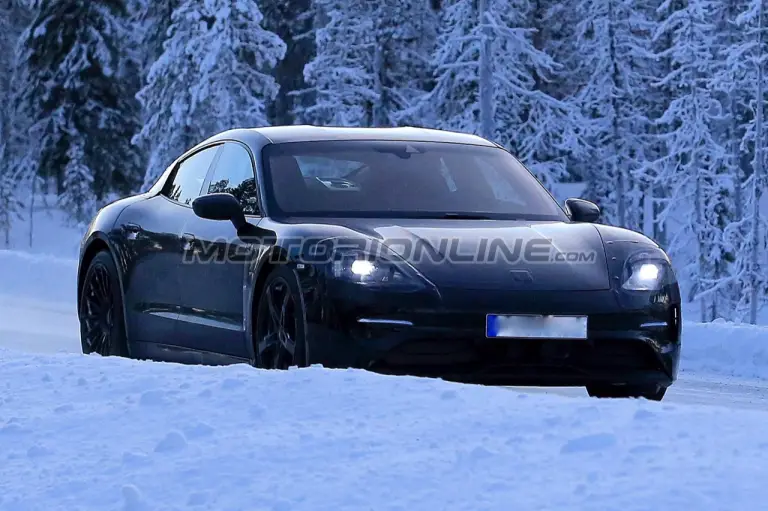 Porsche Mission E - Foto spia 06-12-2017 - 4