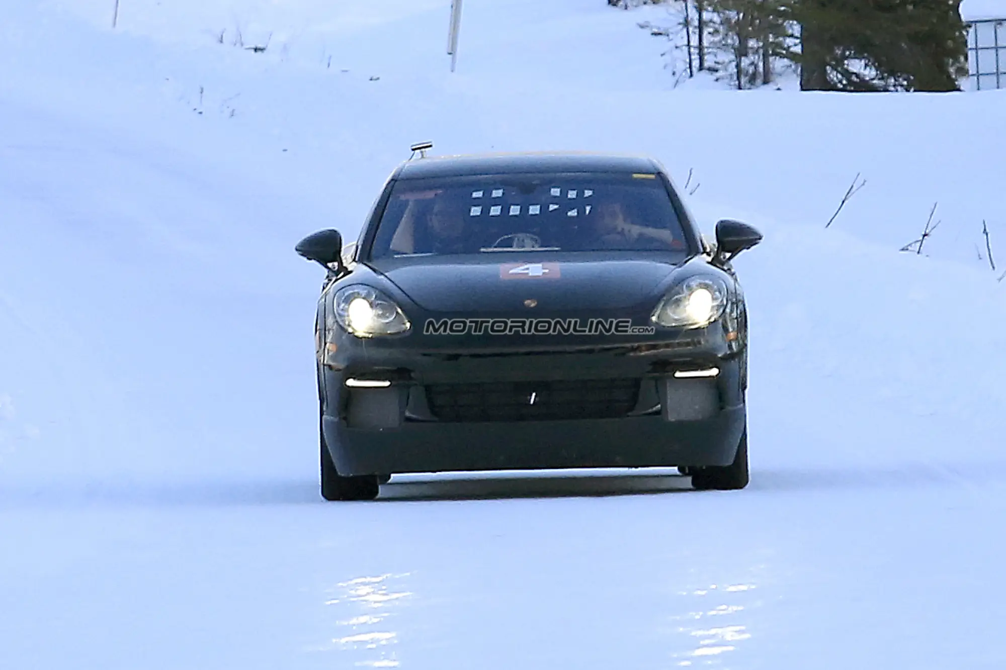 Porsche Mission E foto spia 11 gennaio 2017 - 1