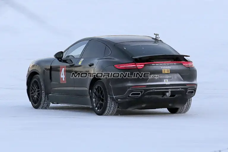 Porsche Mission E foto spia 11 gennaio 2017 - 5