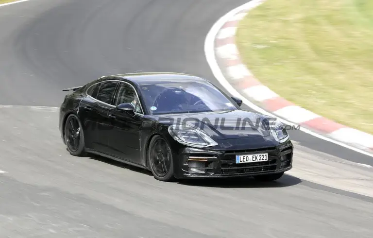 Porsche Panamera 2023 - Foto spia 12-05-2022 - 16