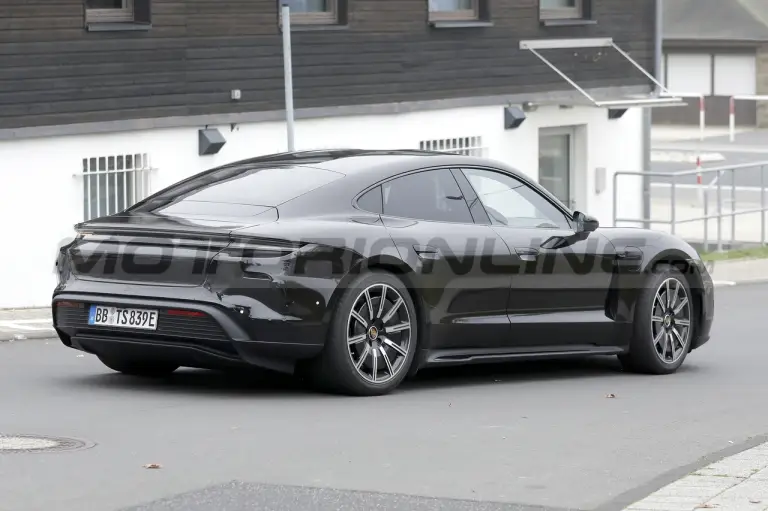 Porsche Taycan 2024 - Foto Spia 21-10-2022 - 8